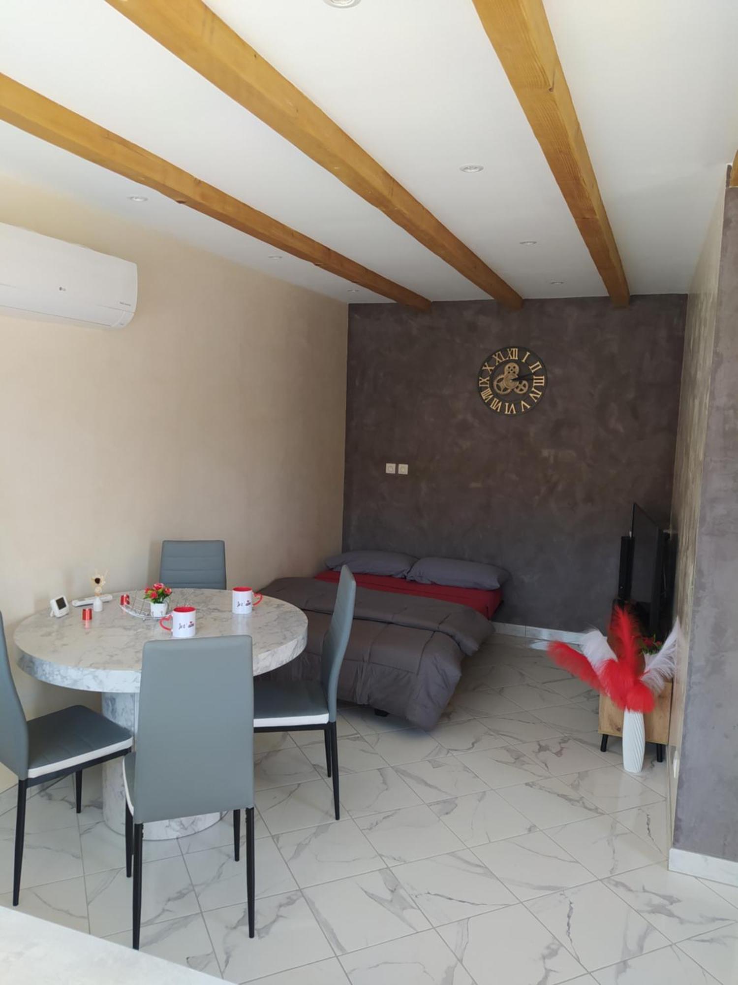 Studio Cosy Avec Terrasse Et Jacuzzi A Disposition De Mai A Aout Rians  외부 사진